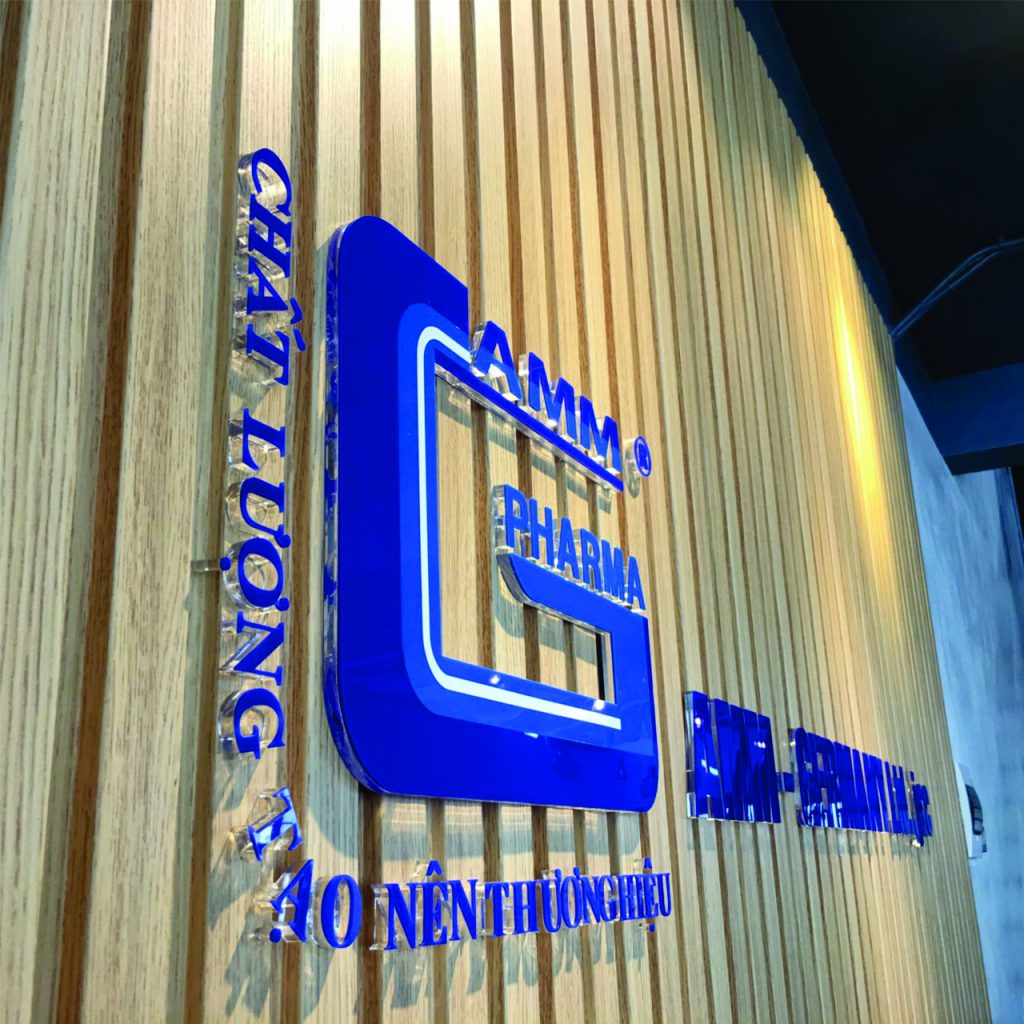 anh chân chữ mica