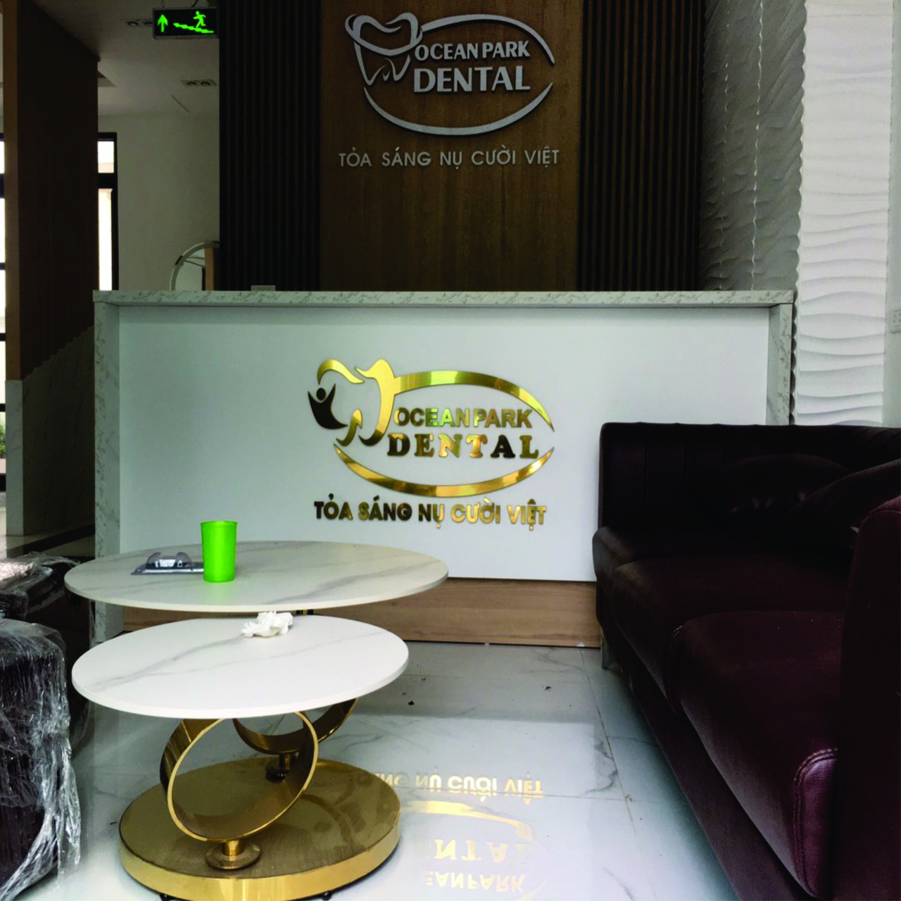 logo alu gương vàng