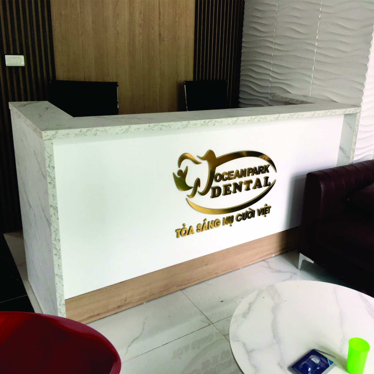 logo chân fm mat gương